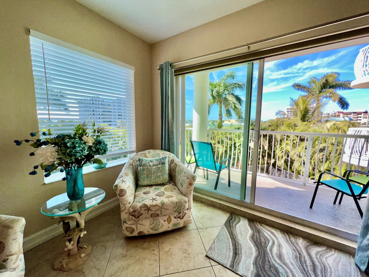 Top Airbnb: Sunset Nest: Two Bedroom Condo with Sunset Views in Treasure Island