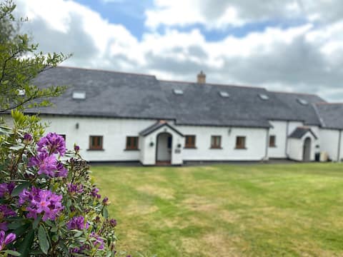 sleeps 17+2 Pet friendly, Hot tub, Pool & Fishing