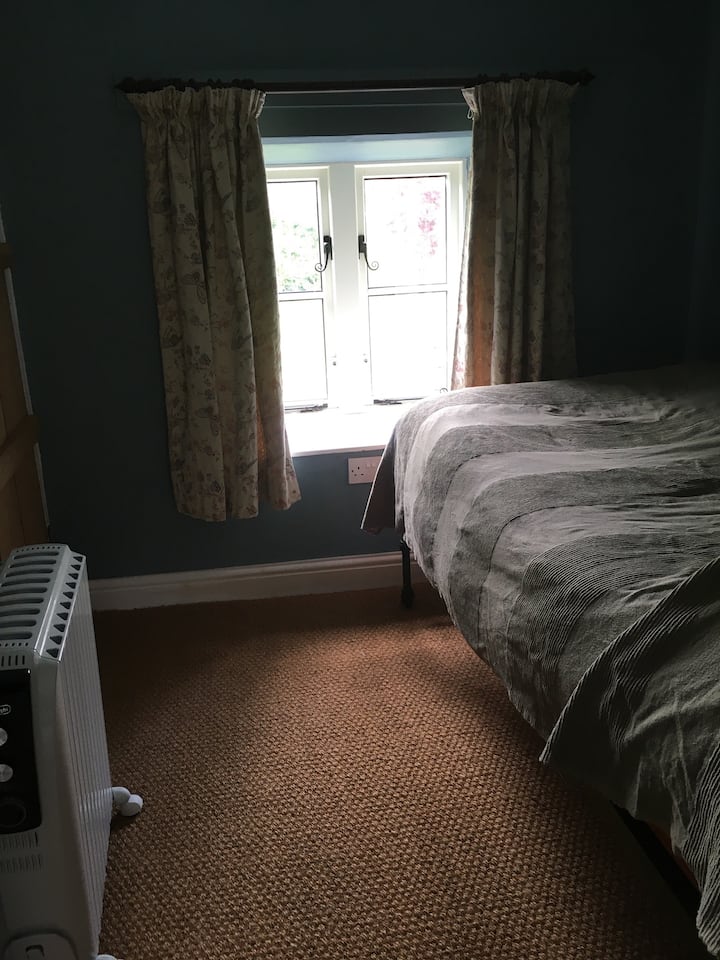 dhomë gjumi teke që të çon në banjë