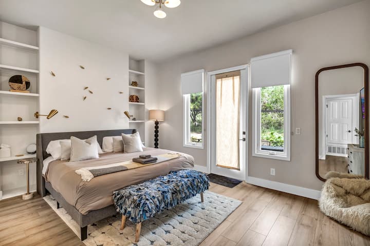 Master Bedroom
✤Location: Main House
✤King Bed
✤Smart TV
✤Dresser
✤Walk-in closet
✤HUGE vanity
✤Amazing natural light
✤Direct Access to the backyard pool/garden area
✤Outdoor seating
✤White noise and nature sound machine