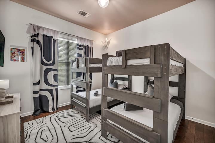 Shared bedroom
✤Bunk beds
✤Twin beds x 4
✤Dresser
✤Double closet
✤Smart TV