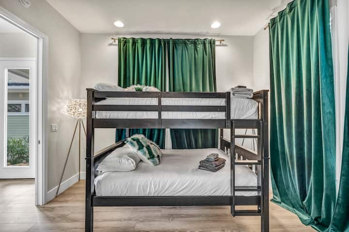 Bunkbed room
✤Queen bed x 2
✤Desk w/t lamp
✤Smart TV
✤Private bathroom w/t closet