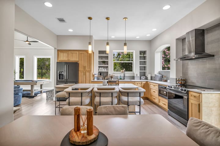 *Austin Oasis w Massive Pool+Spa+ Goats +Chickens gallery image 4