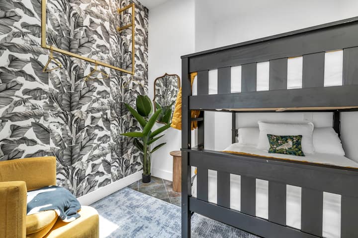 Caribe Bedroom 
✤Location: Casita
✤Queen bunk beds 
✤Seating
✤Mirror
✤Clothes hanging rack
