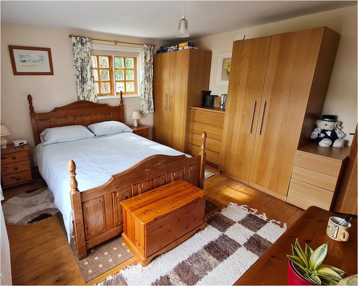 ห้องนอนหลักที่สว่างและโปร่งสบายที่ชั้น 1 มีเตียงขนาดคิงไซส์ที่สะดวกสบายและการใช้ตู้เสื้อผ้าขนาดใหญ่และลิ้นชักเก็บของ นอกจากนี้ยังมีสมาร์ททีวีขนาด 22 นิ้ว