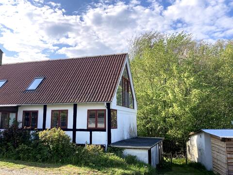 Large cottage with garden between Gudhjem and Tejn