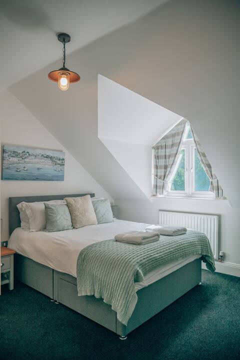 2 bed flat- parking+balcony+4 min walk to beach