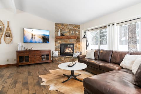 Top performing Airbnb: Mountain Hideaway | Hot Tub | Cozy | House Shoes in South Lake Tahoe
