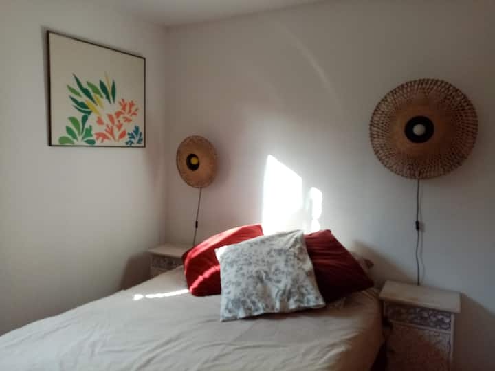 Dormitorio con cama de 2 plazas, armario y 1 cómoda. Se proporcionan sábanas.
Puesta a disposición de una góndola para bebés si es necesario.