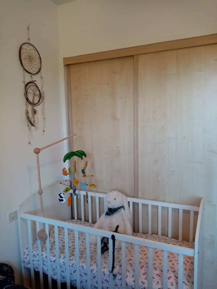 Dormitorio 2, con cuna y cuna doble (sofá cama)