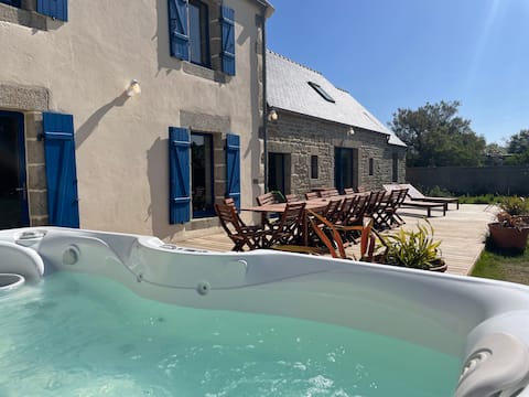 15 people, 20 m from the sea, 8 bedrooms, jacuzzi