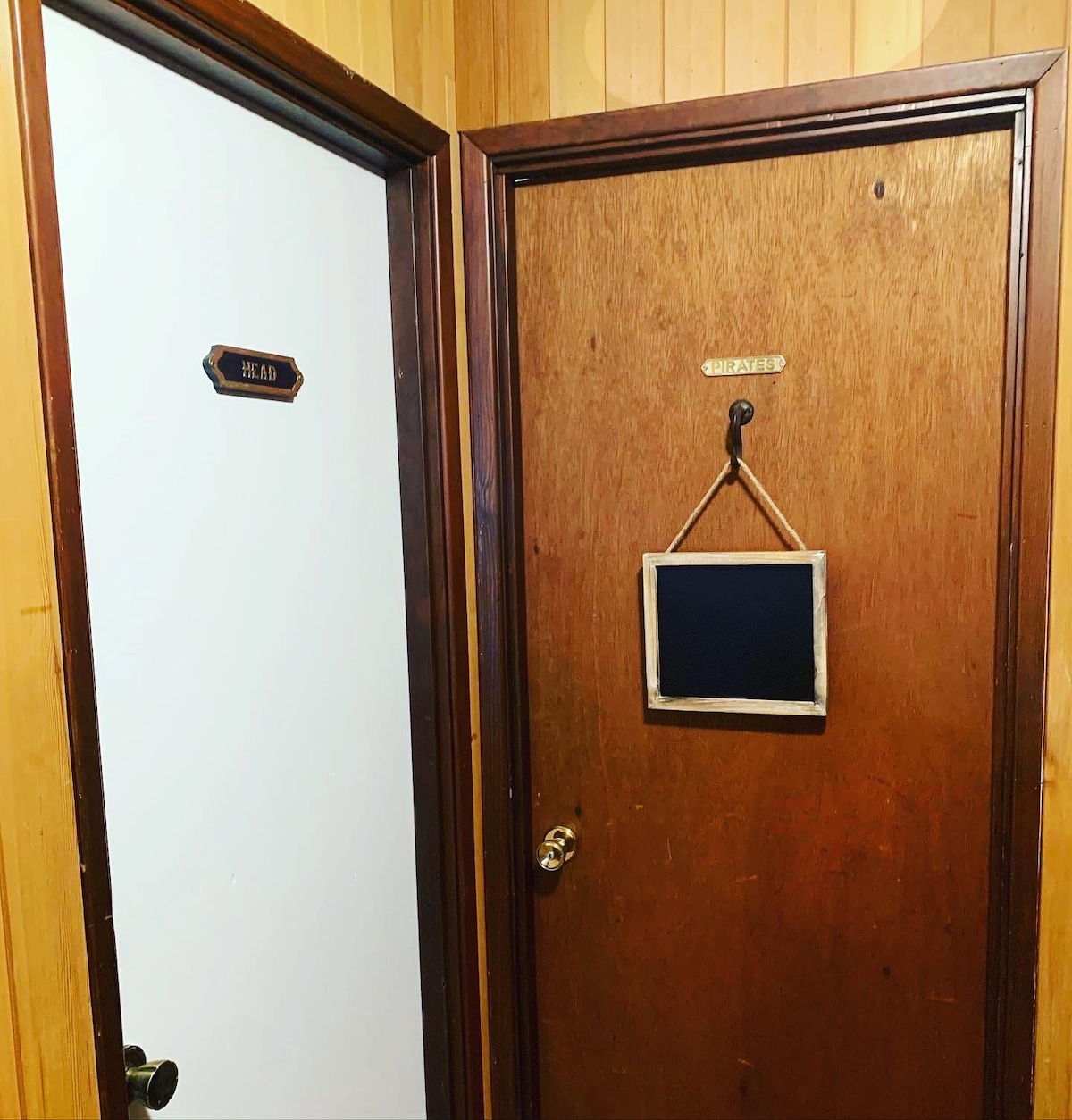 Brvnara br. 2 Gusar
i puni krevet na kat s bračnim krevetom (Twin Trundle)