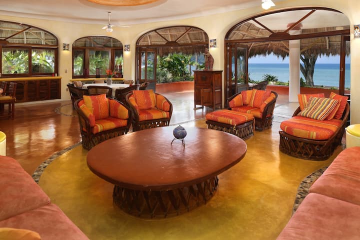 Stunning Oceanfront Villa - 3br/3ba Touching Sand - サユリタ