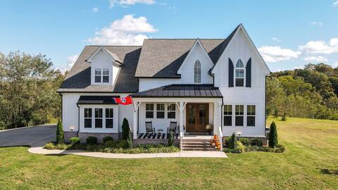 Estate on 8 Acres w/ Views & Pool *4th Night FREE*