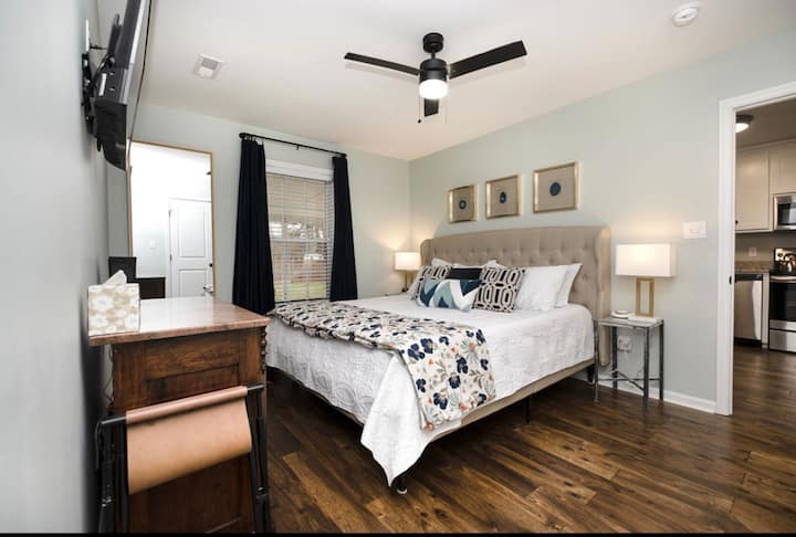 Camera da letto principale con letto matrimoniale grande  e TV da 43" 