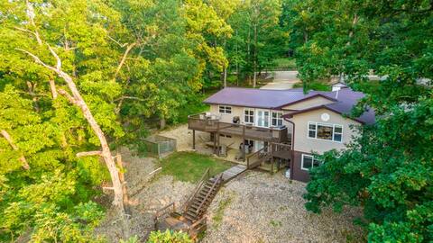 7 Bedroom @ 8MM W/ Dock, Firepit, & HUGE driveway