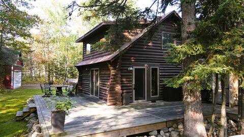 Cozy Lakeside Log Cabin Perfect for Any Season