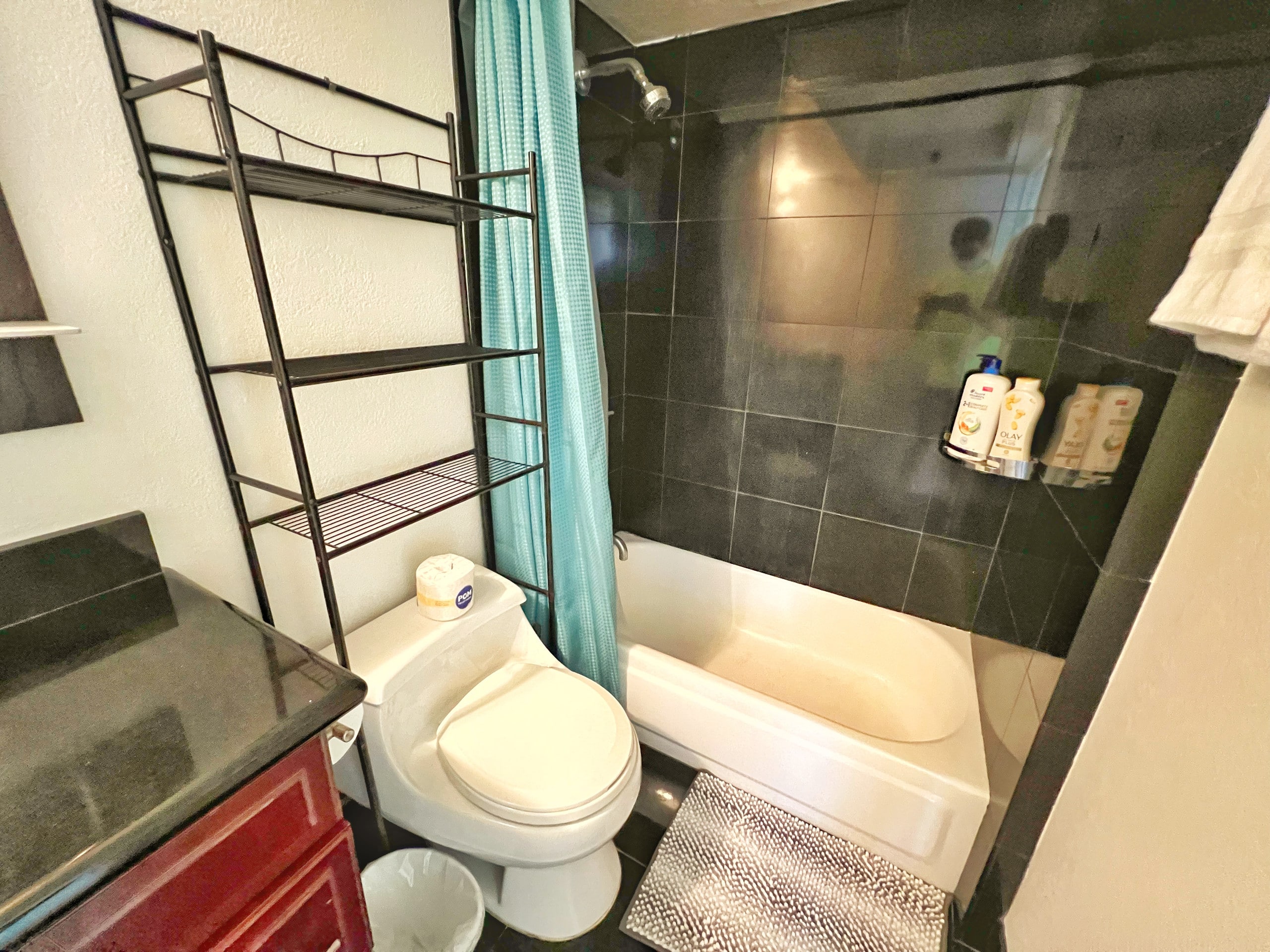 Condo in Honolulu · ★4.68 · 2 bedrooms · 3 beds · 2 private baths - Image 16
