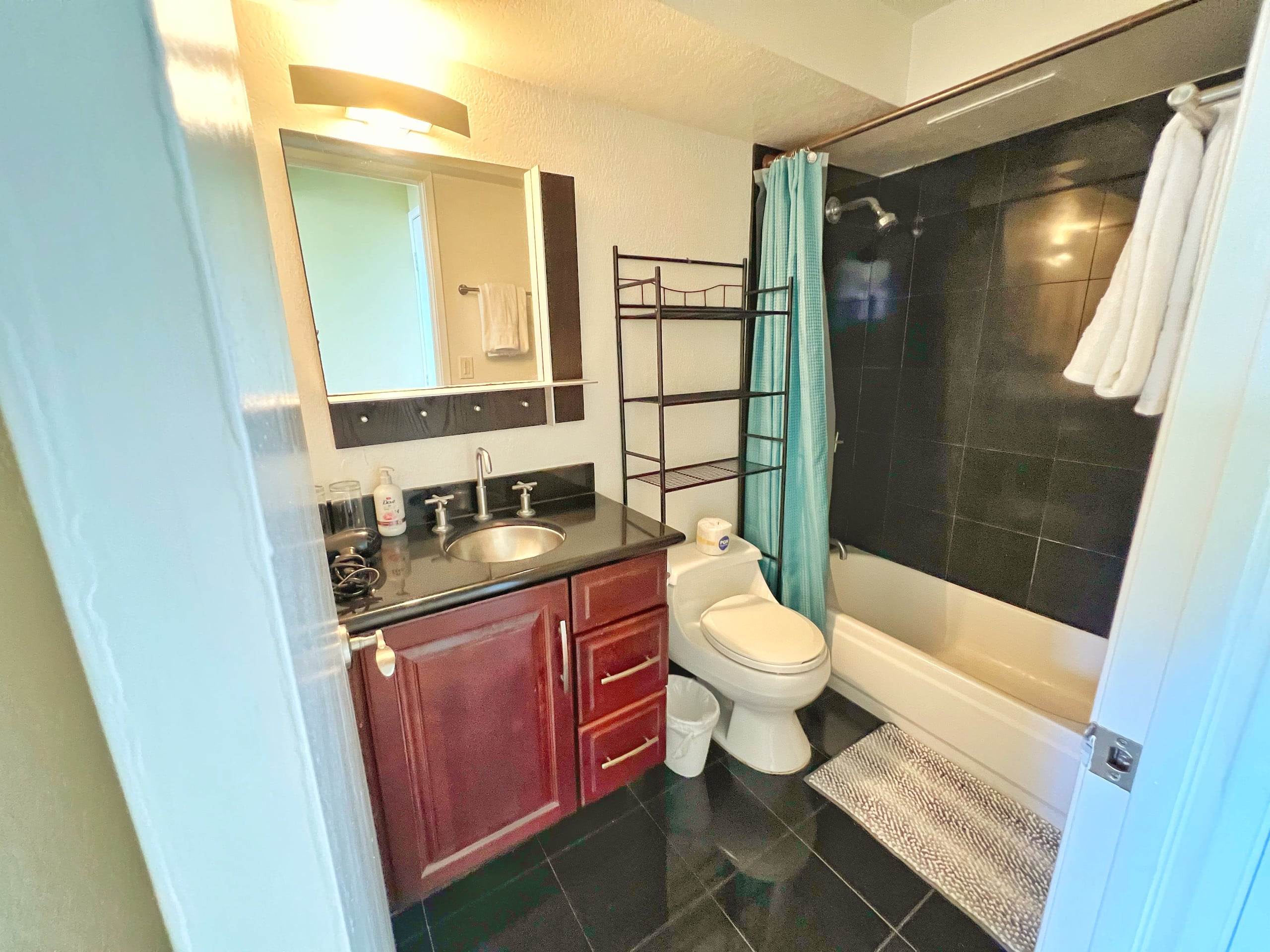 Condo in Honolulu · ★4.68 · 2 bedrooms · 3 beds · 2 private baths - Image 15