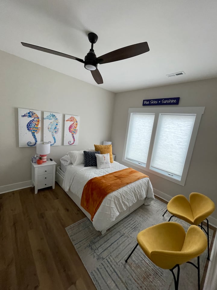 Este es el dormitorio de Seahorse. Este colorido cuarto dormitorio ofrece una cama de tamaño completo y una cama nido de tamaño completo debajo. Puede alojar hasta cuatro personas. 

Esta habitación tiene un televisor de 50 pulgadas.