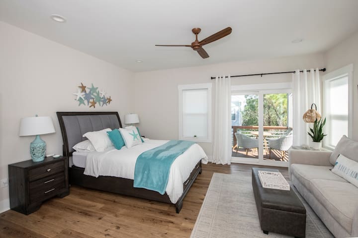 Dormitorio principal de Starfish. Esta habitación tiene una cama tamaño queen y un sofá cama tamaño queen. Este dormitorio también tiene un balcón privado con una cama columpio.