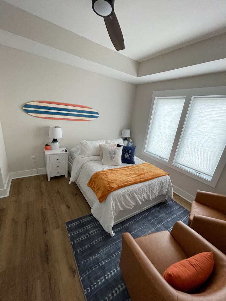Este es el dormitorio Surfer. 

Surfer tiene una cama de tamaño completo y una cama nido de tamaño completo que también sale de abajo. Esta habitación tiene capacidad para cuatro personas.

El surfista tiene baño privado.