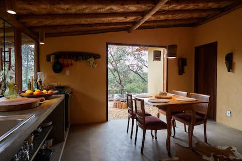 Airbnb em destaque: Casa Cambará – Comfort, beauty, and a natural pool. em Serro