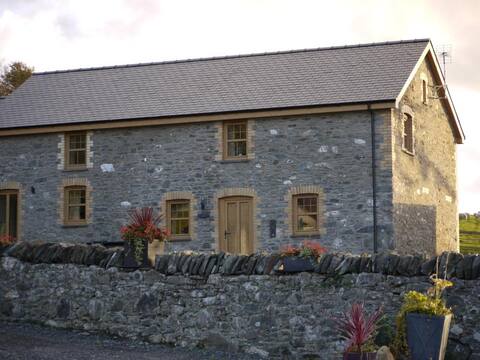 BREATHTAKING VIEWS with a hot tub | Bwlch Cliced