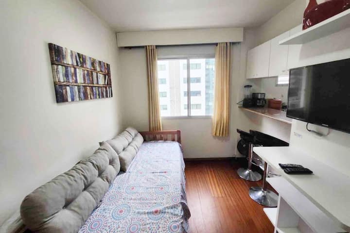 Sala de estar integrada con la cocina.
Televisión.
Interfono.
Cafetera.
Filtro acuático.
Ventilador.