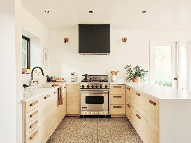 Incredible views, pool and hot tub gallery image 4