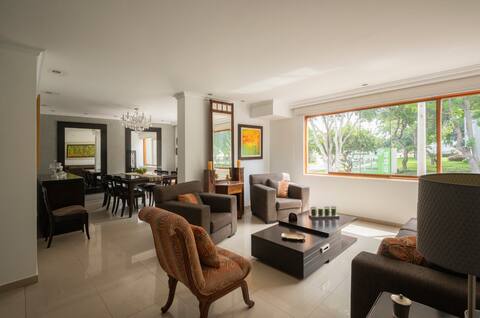 5 Stars 3 bed Duplex, free parking, w/security