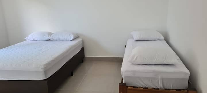 Cama doble y dos camas con colchón tejido, solo la cama debajo del colchón de espuma de dos camas y todo con protector de colchón.