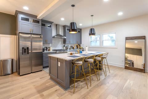 East Lake Golf Home with Pool Table & 4 Smart TVs