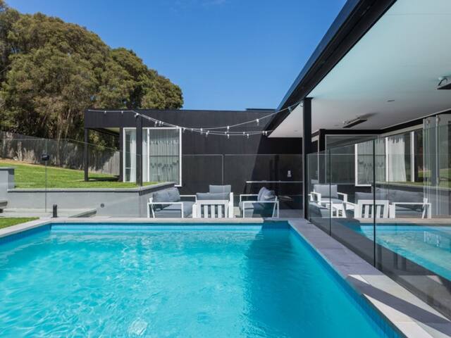 Villa Luna – Luxury Pool Escape gallery image 3