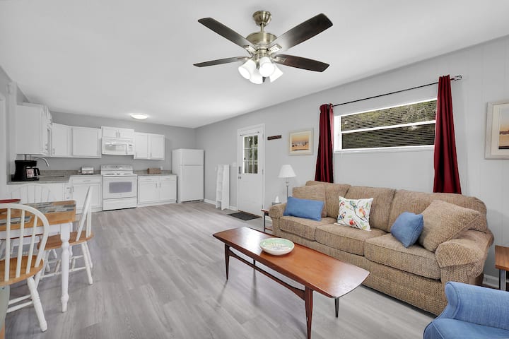 Spacious Cottage2 Queens Sleeps 5near Nas Jax - Jacksonville, FL