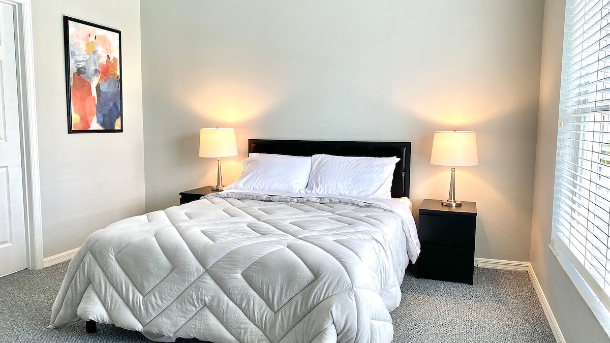 Hlavná menšia manželská posteľ.