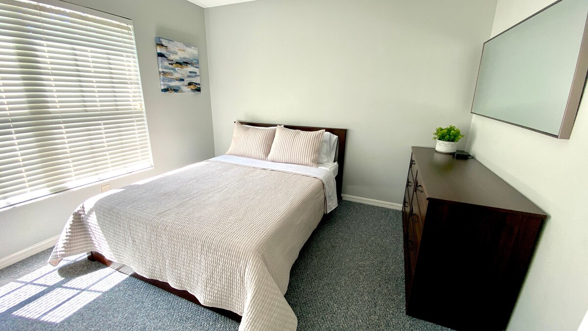 Izba pre hostí s manželskou posteľou Queen.  
Komoda so 6 zásuvkami, stropný ventilátor, nabíjacia stanica USB, skriňa v plnej veľkosti.