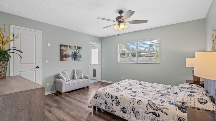 Ოსტატის საძინებელი საწოლითა და კომოდით