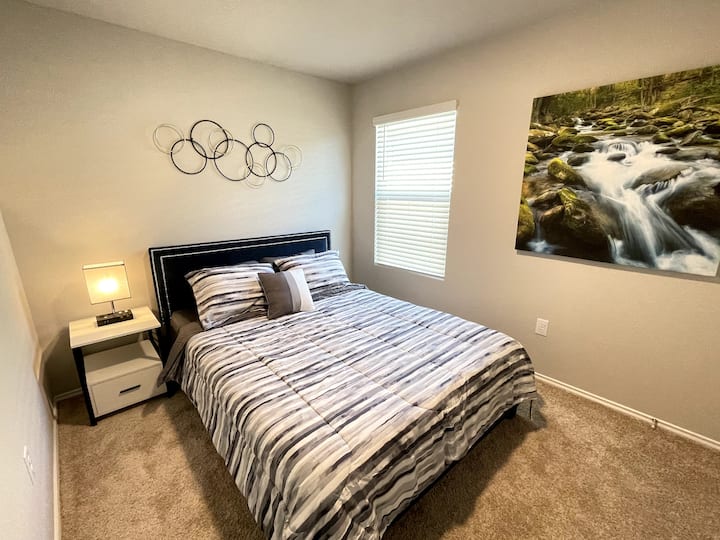 La elegante cama tamaño queen cuenta con un nuevo colchón de espuma viscoelástica con gel fresco.