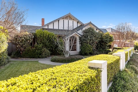 Popular Airbnb listing: Luxuriously appointed 4 bed, 3 bath home in CBD in Wagga Wagga