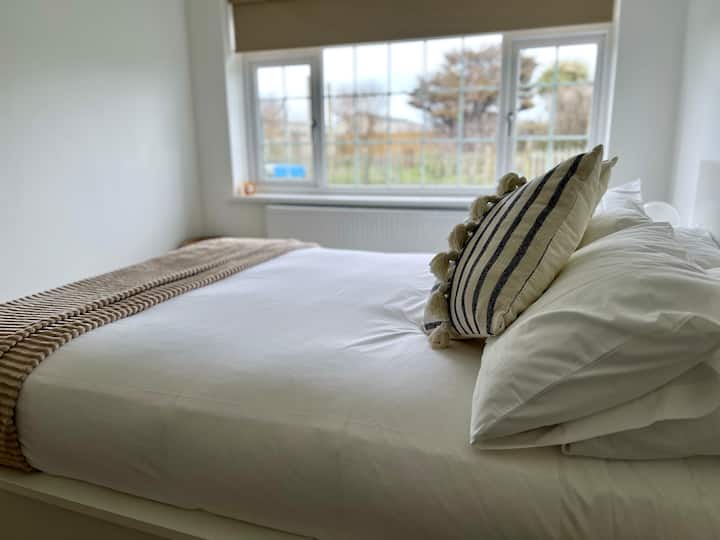 Dormitorio principal con vistas al jardín trasero