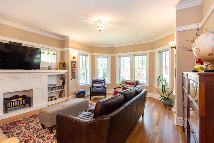 Lovely apt with 2 br suites and large living areas