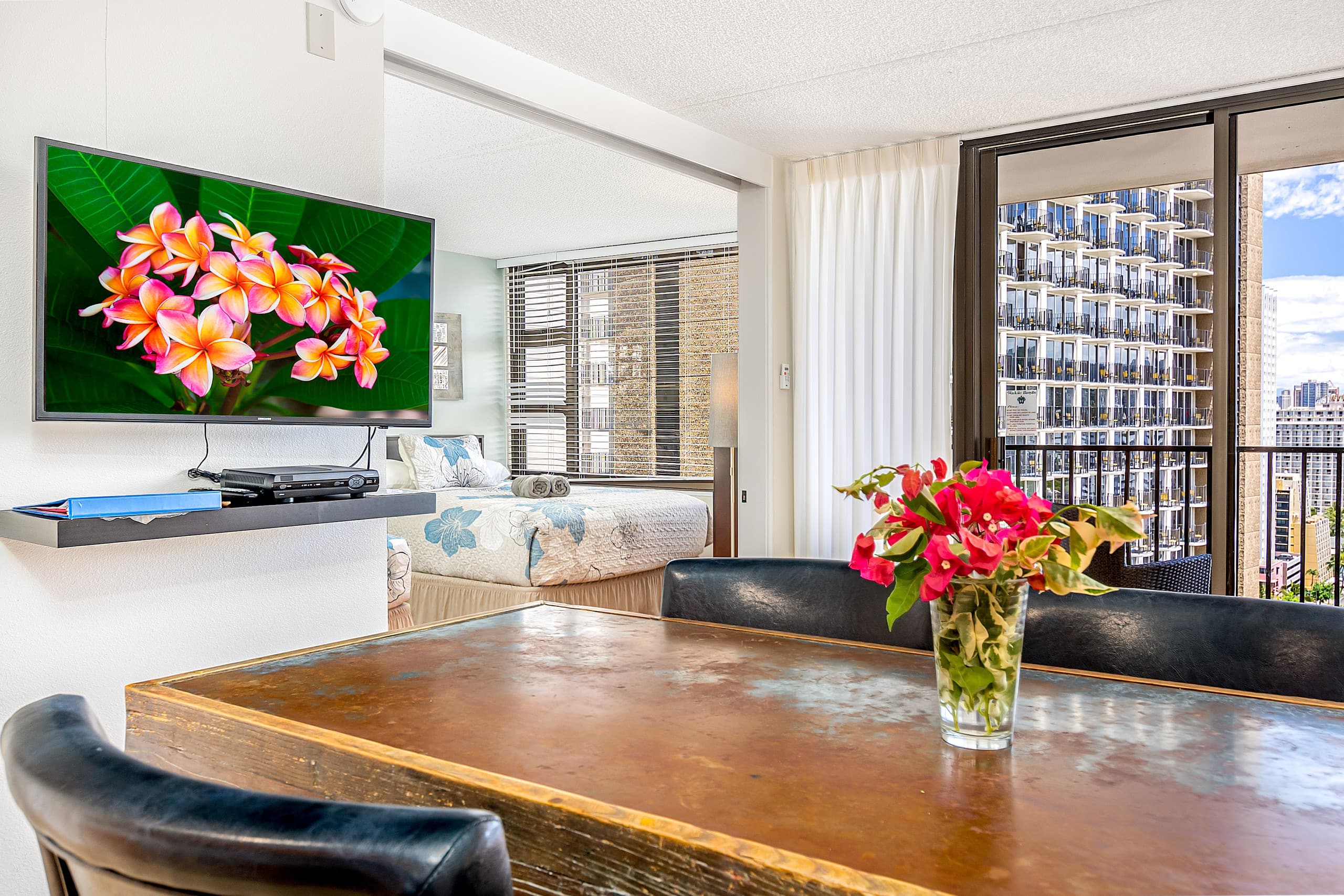Spectacular Waikiki Condo w/free parking & pool - Image 18