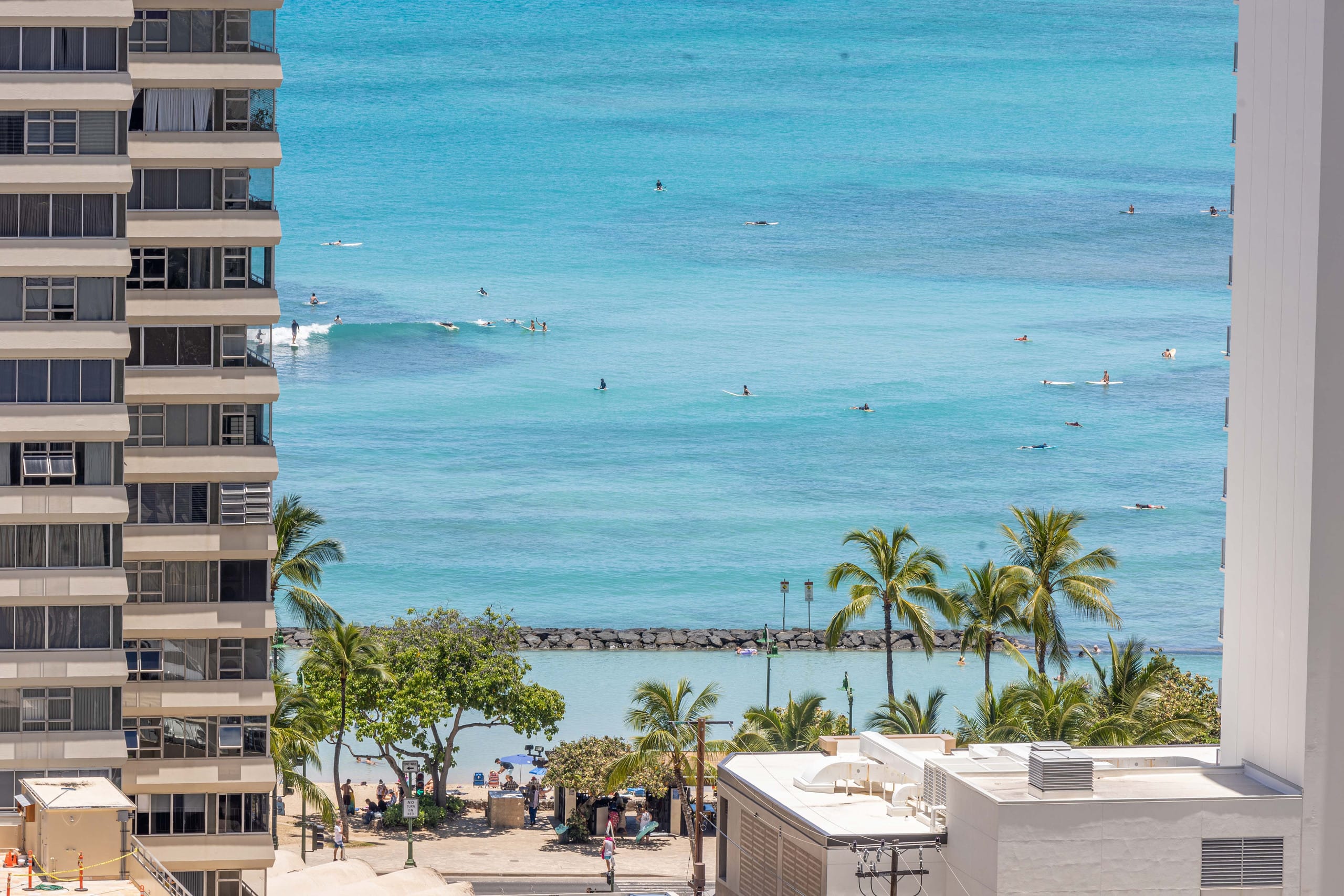 Spectacular Waikiki Condo w/free parking & pool - Image 32
