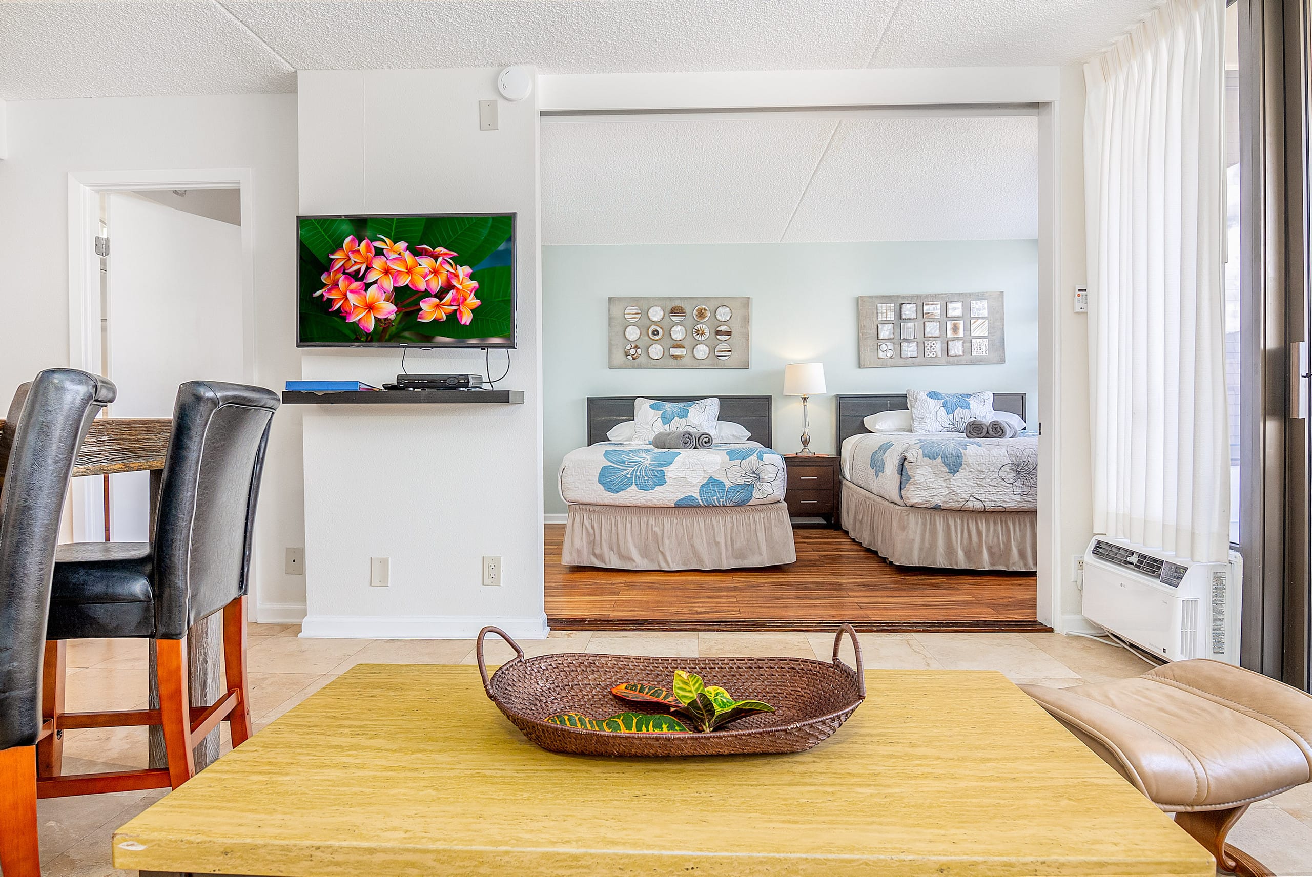 Spectacular Waikiki Condo w/free parking & pool - Image 33