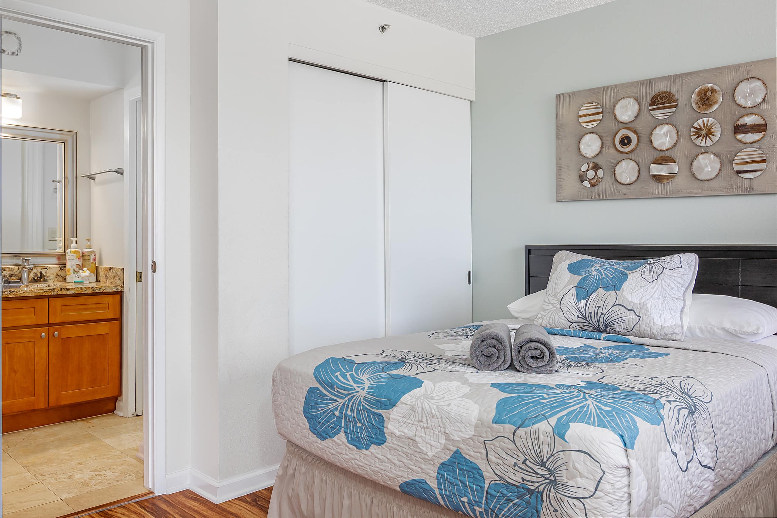 Spectacular Waikiki Condo w/free parking & pool - Image 22