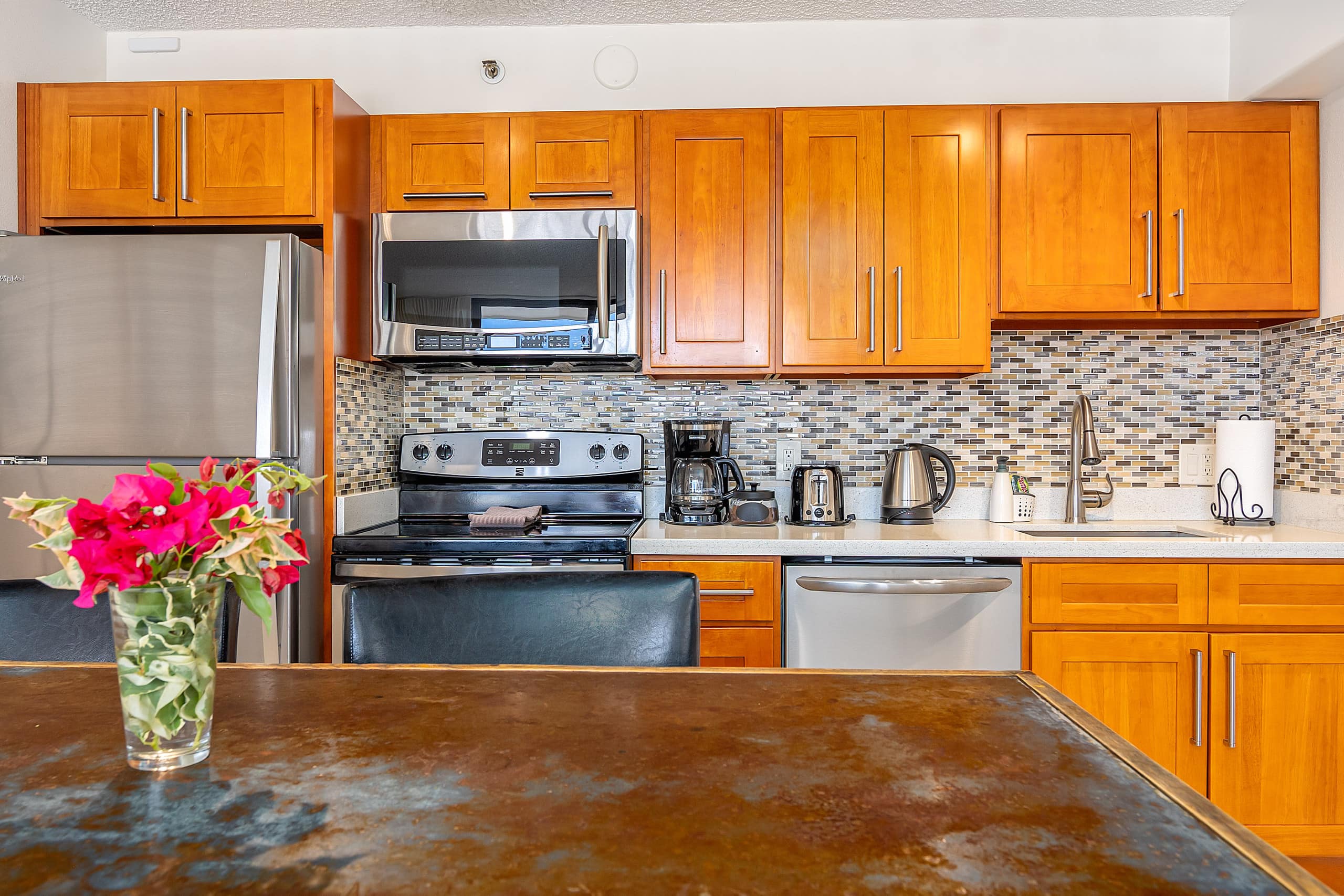 Spectacular Waikiki Condo w/free parking & pool - Image 9