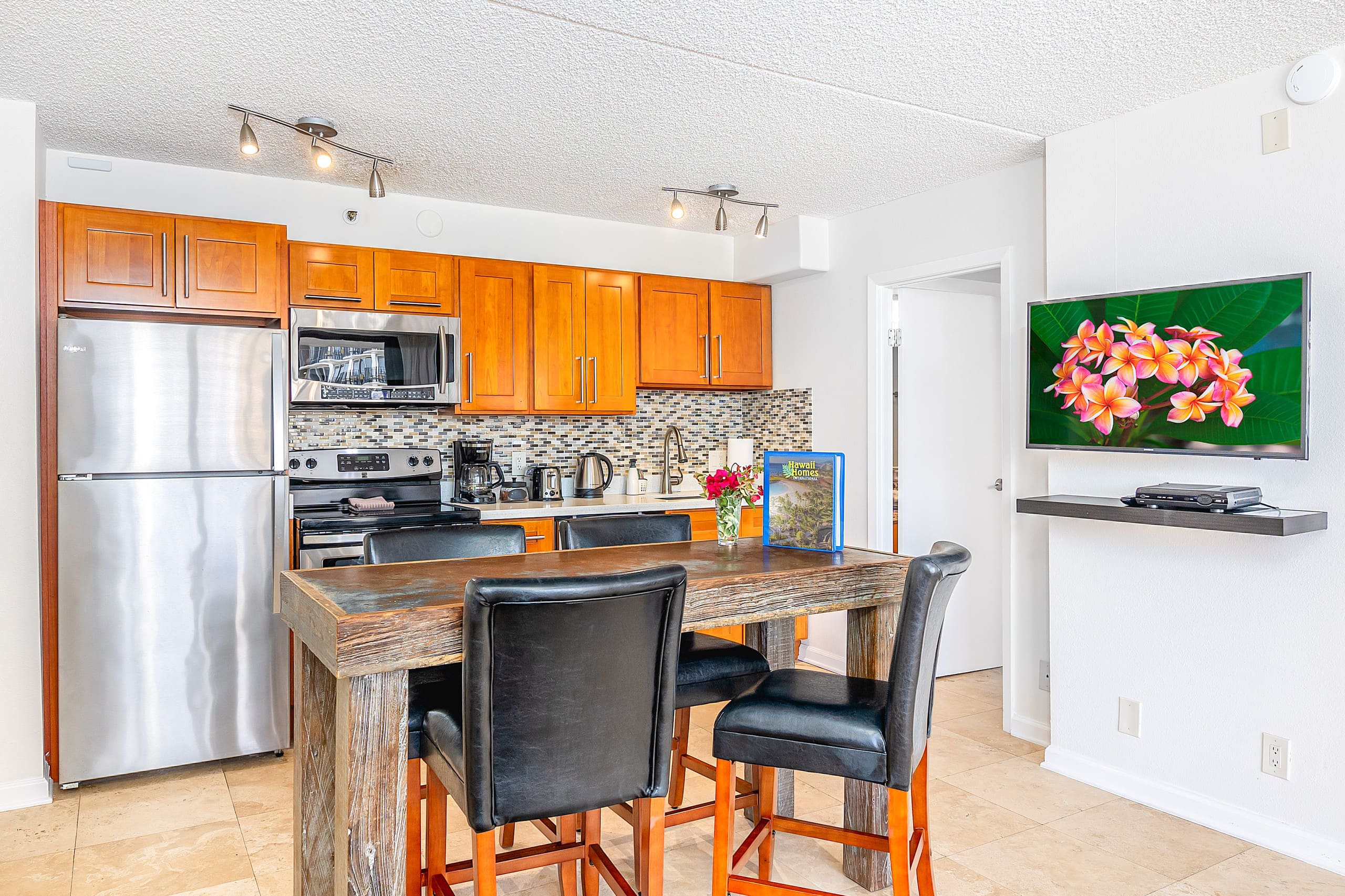 Spectacular Waikiki Condo w/free parking & pool - Image 11