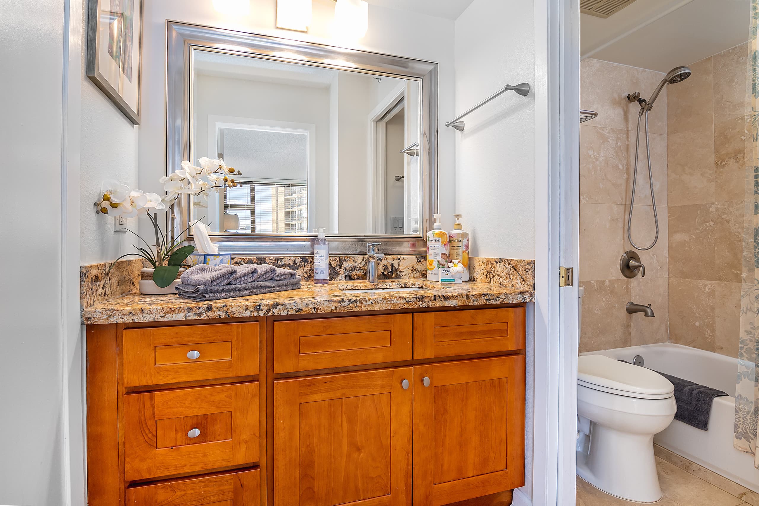 Spectacular Waikiki Condo w/free parking & pool - Image 25