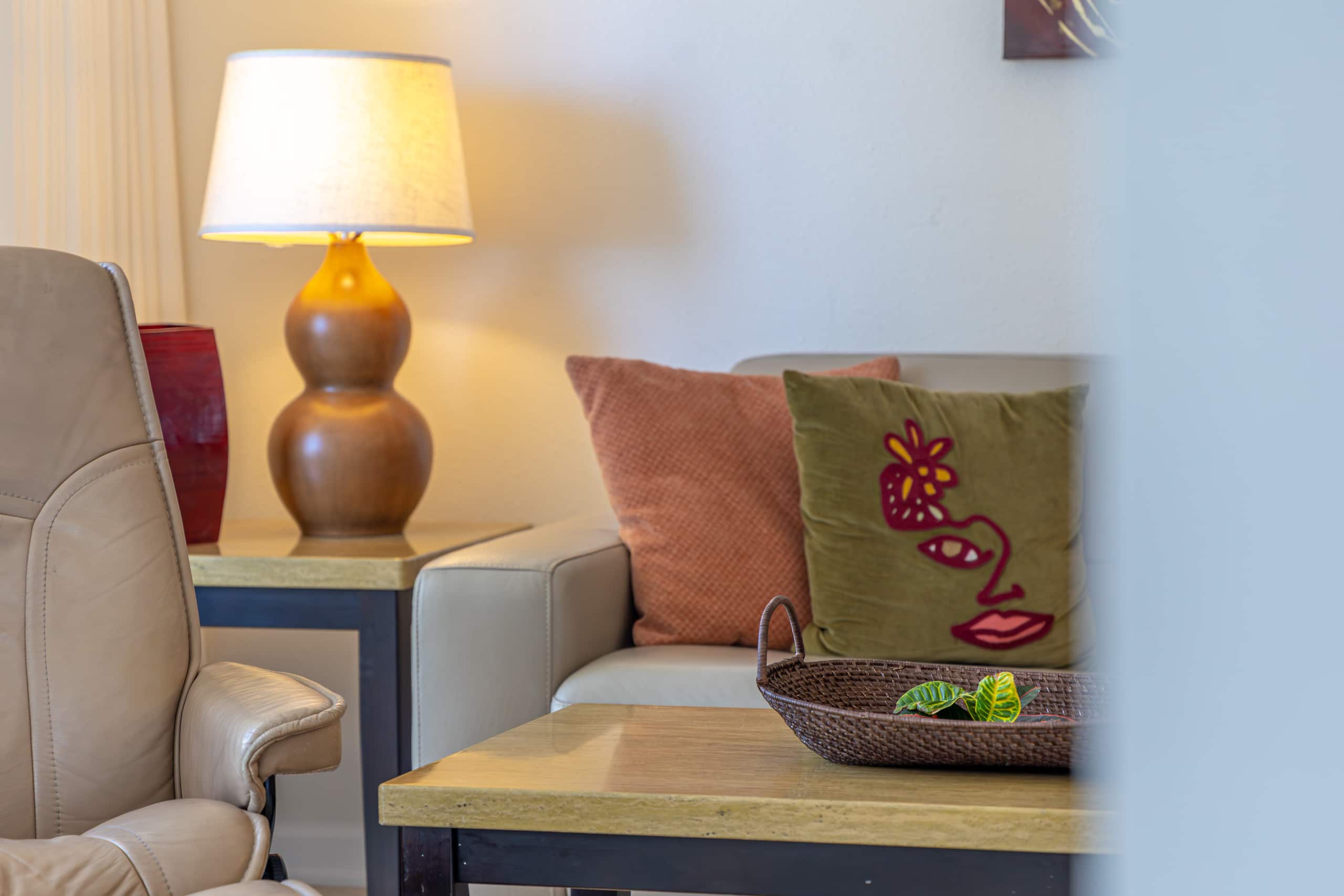 Spectacular Waikiki Condo w/free parking & pool - Image 6